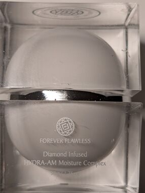 Forever Flawless White Diamond
HYDRA-AM Moisture Complex Cream.